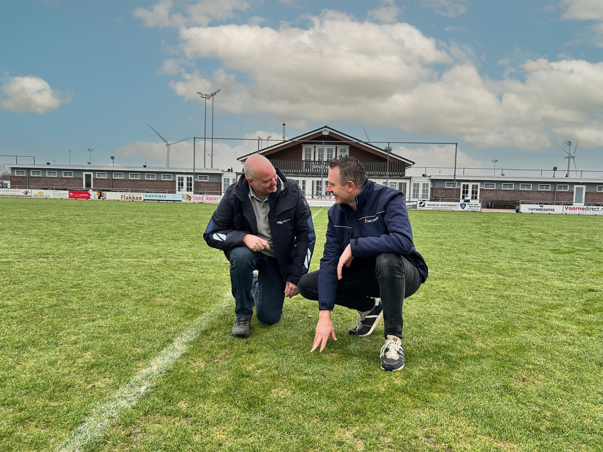 Afbeelding ”Als kijker en als sporter wil je het gras ruiken, dat is de beleving van natuurgras”