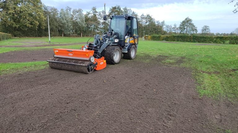 Afbeelding Bemesten en doorzaaien campingvelden